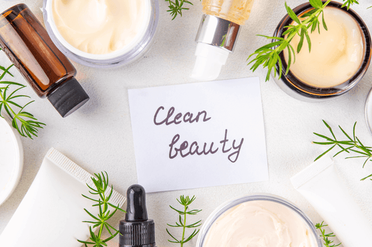 Vielfältige Hautpflegeprodukte umschließen den Begriff Clean Beauty auf einem Blatt Papier.
