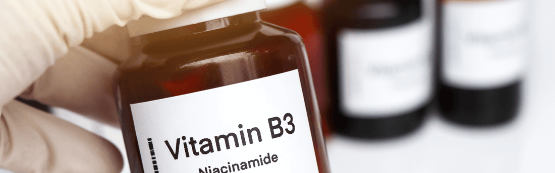 Flasche mit Niacinamid zur Hautpflege und für strahlende Haut, Vitamin B3.