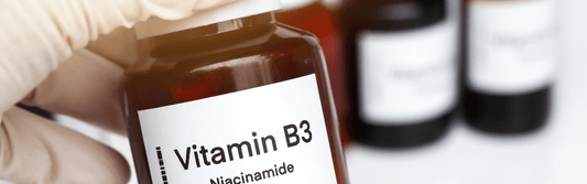 Flasche mit Niacinamid zur Hautpflege und für strahlende Haut, Vitamin B3.