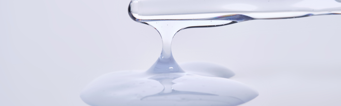 Hyaluronsäure, die aus einer Pipette tropft, zeigt die Textur und Qualität der hochmolekularen Form.