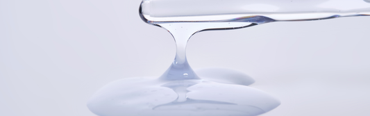 Hyaluronsäure, die aus einer Pipette tropft, zeigt die Textur und Qualität der hochmolekularen Form.