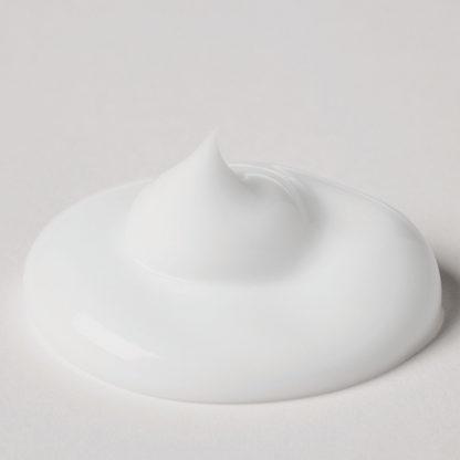 Feuchtigkeitscreme - Hydrating Luminizer in weißer, cremiger Konsistenz auf einem neutralen Hintergrund.