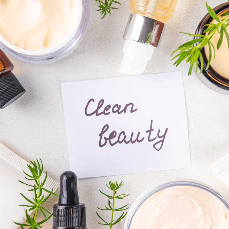Ein weißes Blatt Papier mit der Aufschrift Clean Beauty