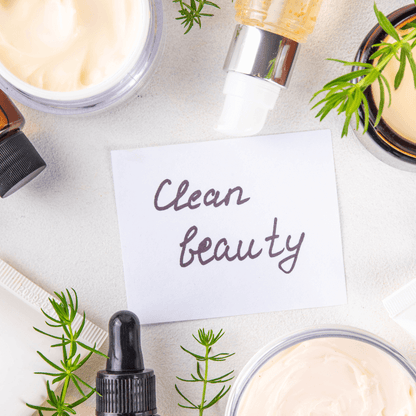 Ein weißes Blatt Papier mit der Aufschrift Clean Beauty